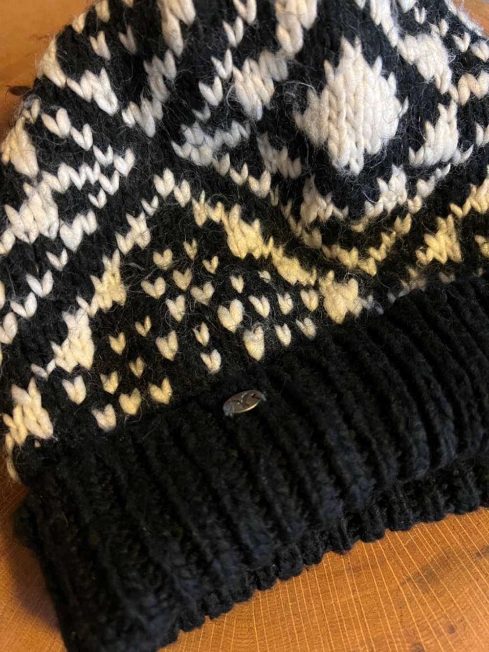 American Eagle Outfitters Knit Distressed Black and White Heart Print Beanie - Picture 13 of 16